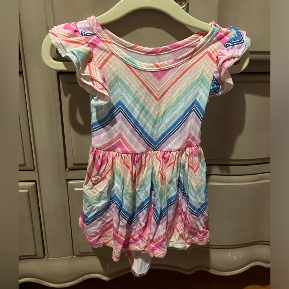 EUC CHEVRON LITTLE SLEEPIES DRESS WITH BODYSUIT